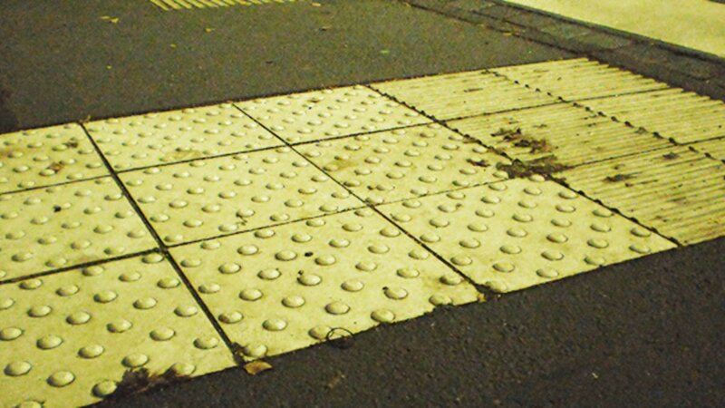 Blindenleitsystem: Weiße Linien für die Bewegungsfreiheit