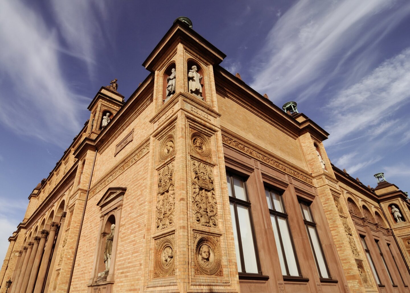 Das Foto zeigt die Kunsthalle in Hamburg bei sonnigem Wetter.