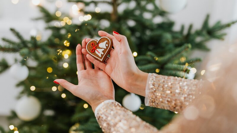 In der Weihnachtsbäckerei: Lebkuchenherzen selber backen und verzieren