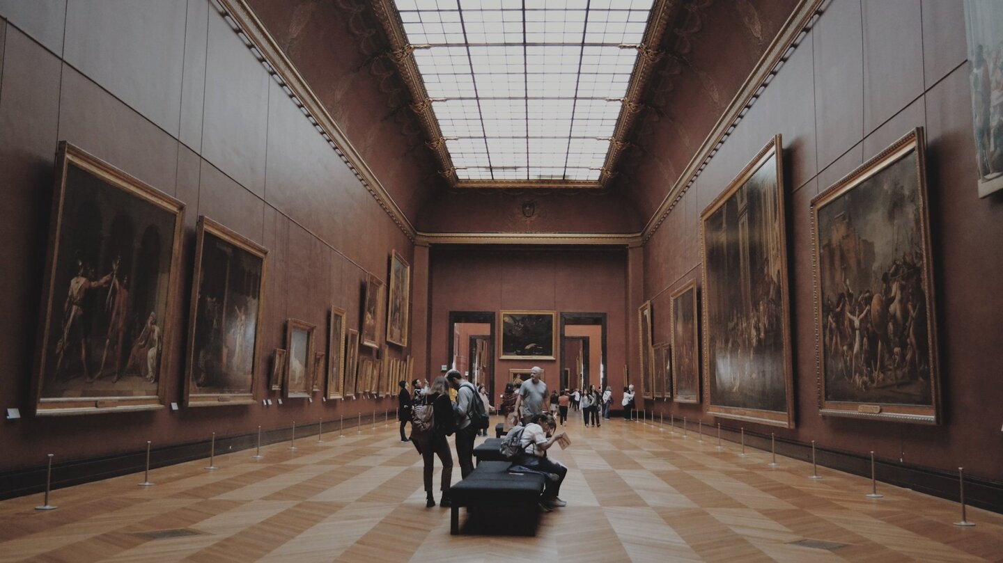 Das Foto zeigt eine Museumshalle mit vielen Besuchern.