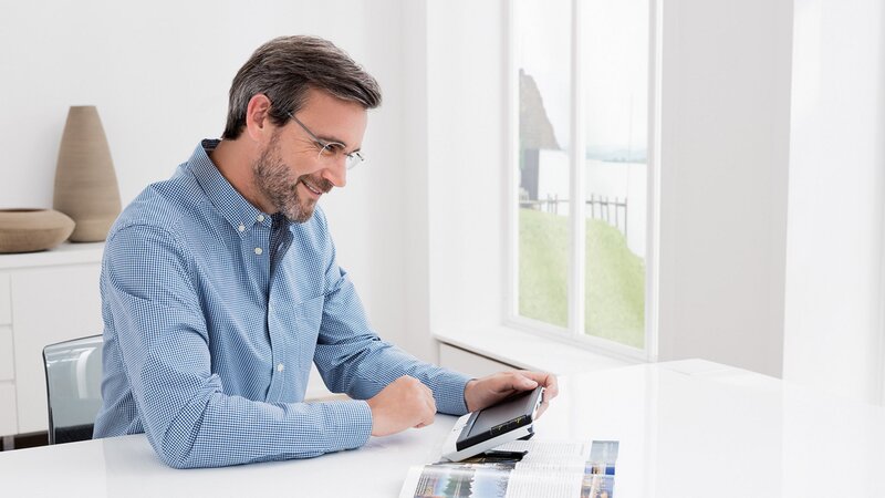 Entspanntes Lesen mit der digitalen Sehhilfe visolux DIGITAL HD