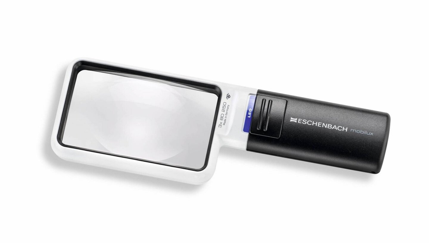 Das Foto zeigt die Mobilux LED Handlupe mit Licht von Eschenbach Optik vor einem weißen Hintergrund.