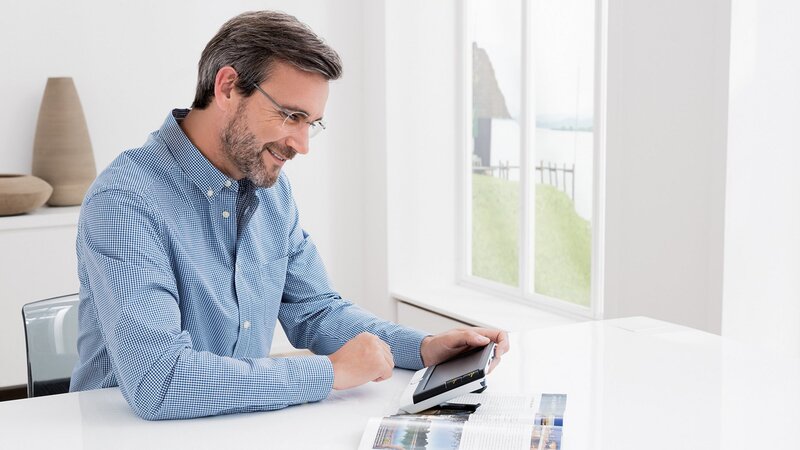 Entspannt Zeitung lesen mit visolux DIGITAL HD