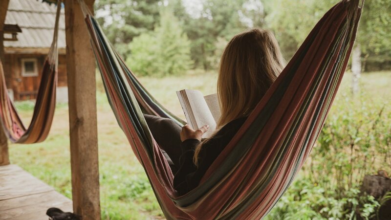 Tipps, wie Sie beim Lesen in der Sonne ihre Augen schützen können