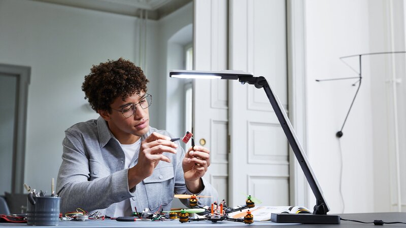 elumentis LED von Eschenbach Optik: Die Tischleuchte für beste Licht- und Sehverhältnisse