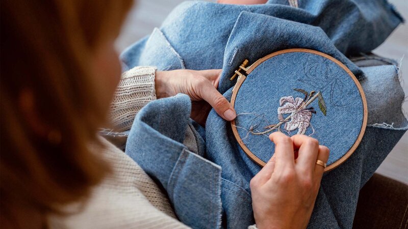Upcycling: Kleidung mit Stickmotiven neuen Schwung verleihen